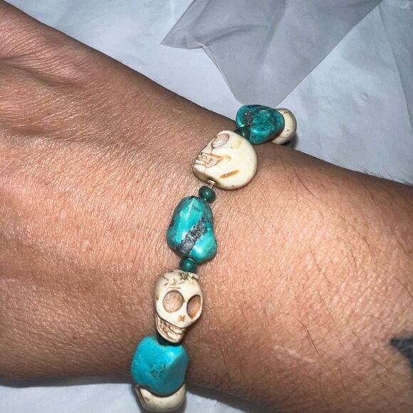 Chunky Turquoise and Skull Stretch Bracelet - Picture 4 of 5